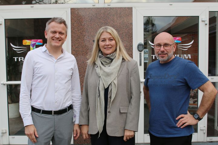 Rektor Jakob Zoffmann Lønvig (tv.) ønsker at inddrage viden om pengespil og spilafhængighed i undervisningen på HHX. Her ses han sammen med Dorthe Ankersen, afdelingsdirektør i Sparekassen Kronjylland i Assentoft, der støtter projektet, og Mikkel Wormslev Thomsen, der er studievejleder og oplever flere henvendelser fra unge med udfordringer.