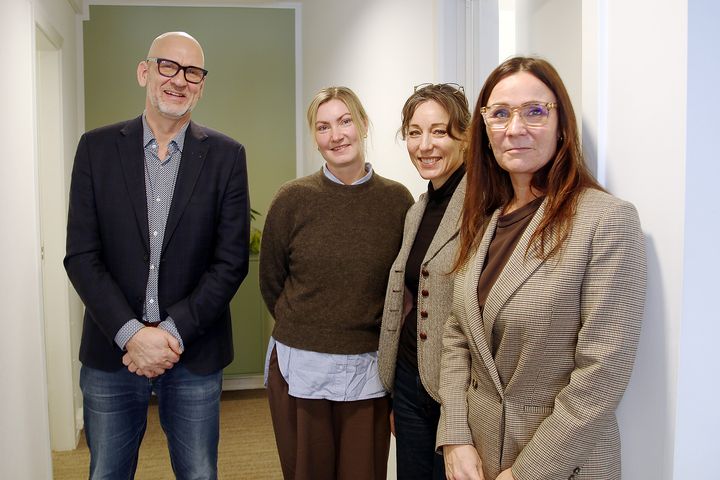 Områdedirektør Marlene Bay Møller fra Sparekassen Kronjylland fotograferet sammen med centerleder i Center for Ludomani Henrik Thrane Brandt samt behandlerne Trine Rasmussen og Rikke Holst Gulstad.
