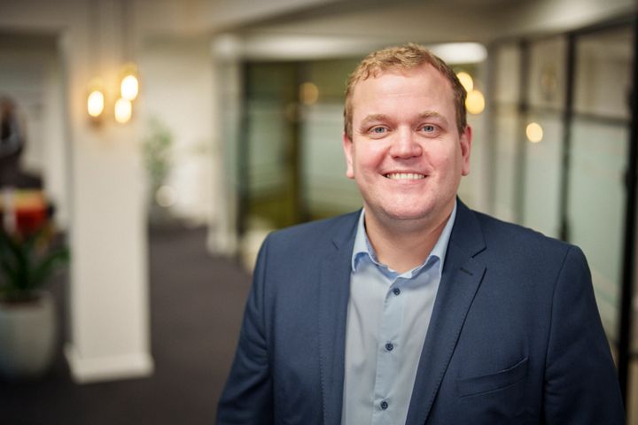 Erhvervskundechef Kenneth Hald Laustsen glæder sig over, at Sparekassen Kronjylland nu har fundet sin permanente placering i Aars, hvor de 15 lokale medarbejdere er kommet rigtigt godt fra start.