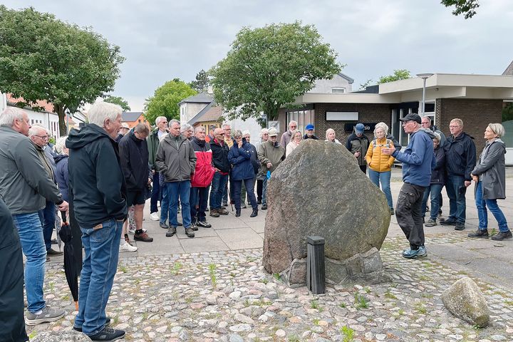 En af modtagerne af en donation fra Garant-millionen er Hou Lokalhistoriske Arkiv, der holder byvandringer, så man kan lære om det gamle fiskelejes historie.