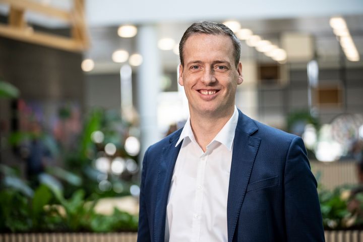 Afdelingsdirektør Jimmy Petersen glæder sig til at få mere plads, så Sparekassen Kronjylland kan fortsætte sin vækst i Holbæk.