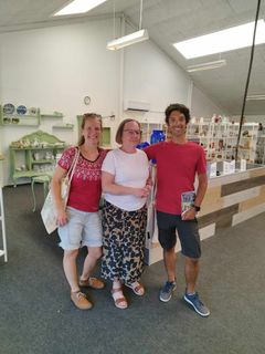 Her ses Gerda, som arbejder i Blå Kors sammen med to af Nordisk Teaterlaboratoriums medarbejdere. Foto: NTL