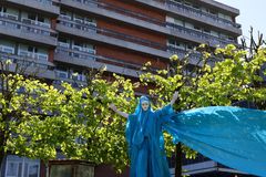 Den Blå Dame er festugens maskot, og åbner ugen med sin parade fra Den Røde Plads til Holstebro Stadion. Foto: NTL