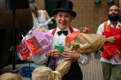 Roberta Carreri, som stod for MarensMorgenMad, blev på forestillingens sidstedag overrasket og fejret i anledning af sit 50års jubilæum hos Nordisk Teaterlaboratorium. Foto: Niels Vejsgaard