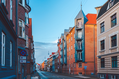 Mens huslejeniveauet i Aalborg generelt er noget lavere end i landets to største byer, er der fortsat mange penge at spare, hvis man er villig til at give køb på en central placering - det viser nye tal fra BoligPortal.