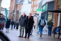 Det var under en tur i gågaden i Viborg sin mand Finn, at Dorte Giandrup besluttede at kigge ind til den lokale Louis Nielsen for at få undersøgt synet. Foto: Morten Degn