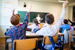 Børns synsproblemer viser sig typisk ved overgangen fra børnehave til skole eller i løbet af skoletiden, hvor tavlen, computeren eller bøgerne bliver sværere at stille skarpt på. Foto: iStock