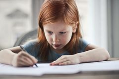 Børns synsproblemer viser sig typisk ved overgangen fra børnehave til skole eller i løbet af skoletiden, hvor tavlen, computeren eller bøgerne bliver sværere at stille skarpt på. Foto: Pexels