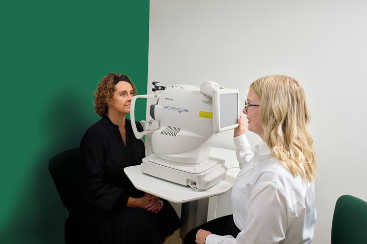 Louis Nielsen har, som den første optikerkæde i Danmark, fået OCT i alle 79 butikker landet over. Med OCT kan Louis Nielsens optikere finde tegn på øjensygdomme endnu tidligere end hidtil.