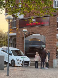 Mange var forbi bilen, der var parkeret i Herning. De undrede sig og tog billeder. Nogle henvendte sig endda til Louis Nielsen for at fortælle, at en billist havde glemt at trække håndbremsen.