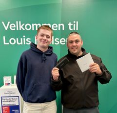 Emilies far Steffan Nielsen (th) kørte forbi Louis Nielsen supportkontor i Aalborg og Victor Vestergaard (tv), hvor det sidste stel magen til Emilies knækkede stel befandt sig. Herefter hentede han Emilie på efterskolen og kørte til Louis Nielsen i Skive, hvor Emilies glas blev flyttet over i det nye stel.