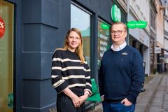 Vickis tegn på nethindeløsning blev fundet med Louis Nielsens OCT. En teknologi som alle Louis Nielsens butikker investerede i i 2024. Med denne kan optikeren se tidligere og tydeligere tegn på øjensygdom. Kristian Thestrup, medejer hos Louis Nielsen i Ringsted, oplever, at kunderne efterspørger en synsundersøgelse med OCT.