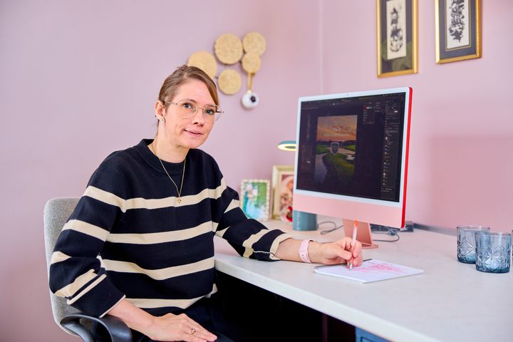Som selvstændig grafiker er Vickie Hoffgaard afhængig af sit syn. Da hun tog til Louis Nielsen, troede hun, at hun skulle have nye skærmbriller. Men optikeren fandt tegn på nethindeløsning, og Vickie blev sendt til behandling akut på hospitalet.