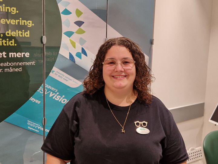 Hver dag går Maria Jensen med den halskæde, hun fik som tak af en kunde hos Louis Nielsen Ringsted. privatfoto