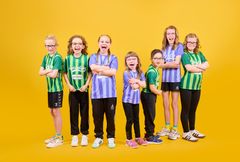 Det er LykkeLigas spillerne selv, der har udvalgt de 12 par briller, der udgør kollektionen "Selected by LykkeLiga". Her er det fra venstre Christoffer, Milla, Alia, Regitze, Noah, Line og Ida.