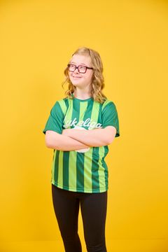 12-årige Ida, der er LykkeLiga-spiller, var med til at vælge de 12 par briller, der indgår i den nye kollektion. Her bærer hun selv sit yndlingspar fra kollektionen.