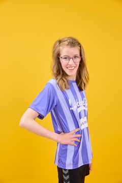 Line, der er LykkeLiga-spiller, var med til at vælge de 12 par briller, som udgør den nye kollektion "Selected by LykkeLiga". Her bærer hun sin egen favorit.