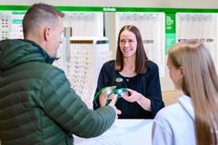 Hele familien kan hente gratis beskyttelsesbriller i Louis Nielsens butikker i december. Initiativet er et samarbejde med Dansk Blindesamfund og Øjenforeningen. Pressefoto