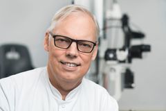 ”Bliver du ramt af fyrværkeri i ansigtet, er dit syn i stor fare. Beskyttelsesbrillerne er meget effektive til at sikre dit syn, men de virker kun, hvis de bliver brugt," lyder det fra tidligere overlæge og nu formand for Øjenforeningen Morten la Cour. Pressefoto