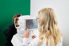 Med avanceret 3D-scanning med OCT har optometristerne hos Louis Nielsen mulighed for at se tidlige tegn på grøn stær, før øjensygdommen giver symptomer og risikerer at gøre skade på synet. Pressefoto