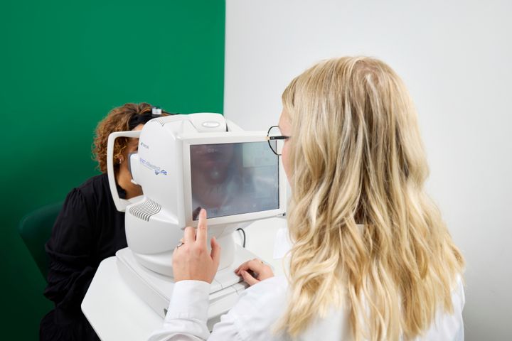 Med avanceret 3D-scanning med OCT har optometristerne hos Louis Nielsen mulighed for at se tidlige tegn på grøn stær, før øjensygdommen giver symptomer og risikerer at gøre skade på synet. Pressefoto