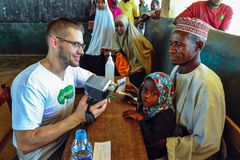 Louis Nielsen har tidligere været i Tanzania for at foretage synstest og give gratis briller til børn og voksne med synsproblemer. Nu indsamler butikkerne igen danskernes brugte briller for at hjælpe flere i Tanzania til et godt syn. Pressefoto