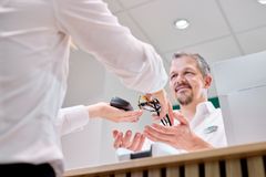 Louis Nielsens butikker samler fra den 1. juni brugte briller og solbriller ind til børn og voksne i Tanzania. Alle typer af briller og solbriller med og uden styrke kan afleveres i butikkerne. Pressefoto