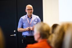 LinkedIn-ekspert Tonny Mikkelsen peger på selvironi og humor, når han skal forklare, hvorfor opslaget hitter på LinkedIn. Det er netop humoren og selvironien, som danskerne på LinkedIn belønner med likes og kommentarer.