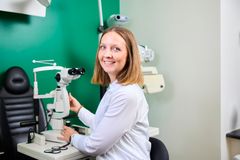 Pernille Lindhardt Steiness, optisk ekspert hos Louis Nielsen, minder om at beskytte øjnene under solformørkelsen den 12. august.