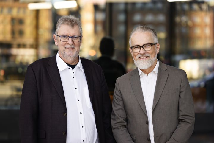 Claus von Elling, formand for 3F’s Byggegruppe, til venstre, og Rasmus Brandt Lassen, branchedirektør i DI Byggeri vil give en hjælpende hånd til de mange husejere med asbesttag. Især i landdistrikterne er en økonomisk håndsrækning nødvendig for at få udskiftet flere af de sundhedsskadelige asbesttage.