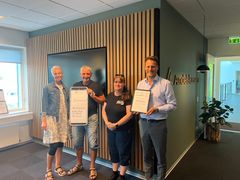Modtagere fra Kjellerup og omegns Motorklub sammen med Pia Viller Arendt fra Fonden(tv) og Michael Nygaard Holst, centerdirektør i Andelskassen i Viborg (th)