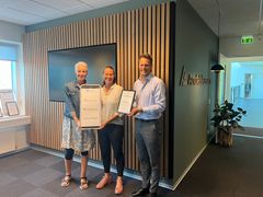 Modtager fra Viborg Basket sammen Pia Viller Arendt fra Fonden(tv) og Michael Nygaard Holst, centerdirektør i Andelskassen i Viborg (th)