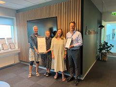 Modtagere fra Ørum IF Håndbold Pia Viller Arendt fra Fonden(tv) og Michael Nygaard Holst, centerdirektør i Andelskassen i Viborg (th)