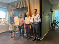 Modtagere fra Karup Borger- og Erhvervsforening sammen med Pia Viller Arendt fra Fonden(tv) og Michael Nygaard Holst, centerdirektør i Andelskassen i Viborg (th)