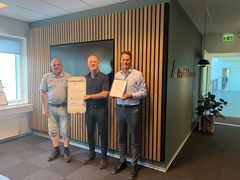 Modtagere fra Vammen Borgerforening sammen med Michael Nygaard Holst, centerdirektør i Andelskassen i Viborg (th)