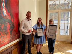 En glad modtager fra Tranbjerg Børnenes Venner sammen med Jacob Balling, centerdirektør i Andelskassen i Aarhus og Kirsten Albrechtsen (th), privatkundechef i Andelskassen i Aarhus
