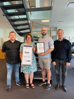Glade modtagere fra Skjern E-sport sammen med Michael Knudsen(tv) fra Fonden og Ryan Tobiasen(th), centerdirektør i Andelskassen i Skjern