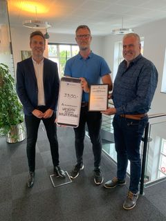 En glad modtager fra Næsbjerg Sogns Borgerforening sammen med Finn Ladegaard fra Fonden (th) og Martin Ibsen, centerdirektør i Andelskassen i Varde (tv)