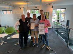 Glade modtagere fra Årre Borgerforening sammen med Claus Brink fra Fonden (bagerst tv) og Martin Ibsen, centerdirektør i Andelskassen i Varde (bagerst th)