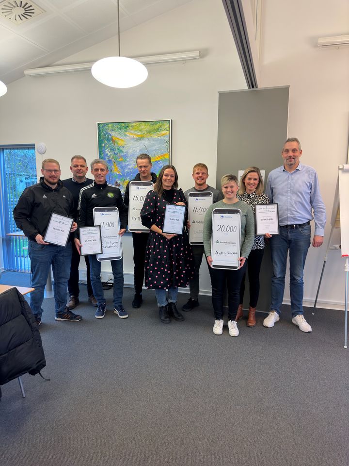 De glade modtagere sammen med Jesper Elkær, centerdirektør i Andelskassen i Koldby (th) og Mikael Nielsen, som er formand for Fonden for Andelskasserne i område Nord (bagerst til venstre)