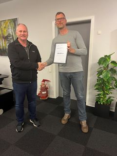 Glad modtager fra Næsbjerg Musik- og Kulturforening sammen med Mikael Skov(tv) fra Fonden for Andelskasserne i område Syd