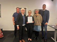 Glade modtagere fra Mødrehjælpen sammen med Claus Brink (bagerst) fra Fonden for Andelskasserne i område Syd og Martin Ibsen, centerdirektør i Andelskassen i Varde (th)