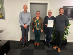 Glade modtagere fra Outrup Sogneforening sammen med Asger Pedersen (tv) fra Fonden for Andelskasserne i område Syd