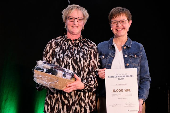Prismodtager Anita Knudsen (tv) sammen med Helle Bæklund, aktionærrådsformand i aktionærkreds Sjælland-Fyn