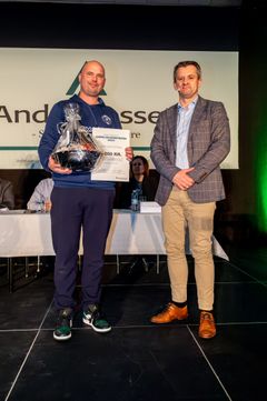 Prismodtager Martin Güttel Thomsen sammen med Marcus Rey (th), aktionærrådsformand i aktionærkreds Sønderjylland