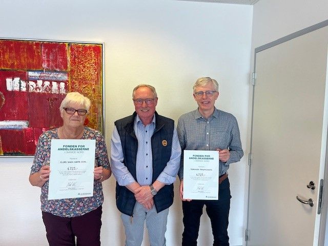 Modtagere fra Ældre Sagen Nørre Djurs og Thorsager Forsamlingshus sammen med Søren Anker Sørensen (midten), bestyrelsesmedlem i Fonden for Andelskasserne i område Nord