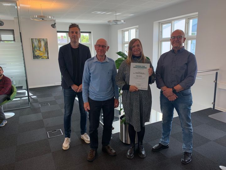 Modtagere fra Billum Friskole sammen med Martin Ibsen(tv), centerdirektør i Andelskassen i Varde og Jørgen Gammelgaard(th) fra Fonden