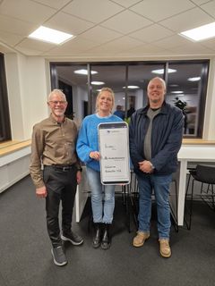 Repræsentanter fra Aabenraa Badminton Club sammen med Steen Iwang(tv), bestyrelsesmedlem i Fonden for Andelskasserne i område Syd.