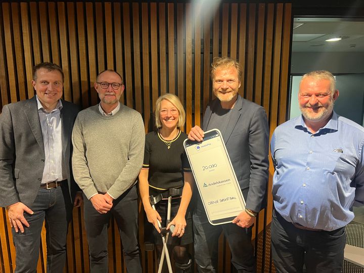 Repræsentanter fra Odense Basketball sammen med Jan Hansen (tv), centerdirektør i Andelskassen i Odense og Kenneth Poulsen Rasmussen (th), bestyrelsesmedlem i Fonden for Andelskasserne i område Syd