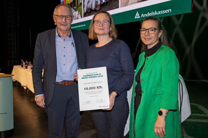 Prismodtagere fra EN FOR HOLDET sammen med Lars Danmark, aktionærrådsformand i Andelskassens aktionærkreds Østjylland